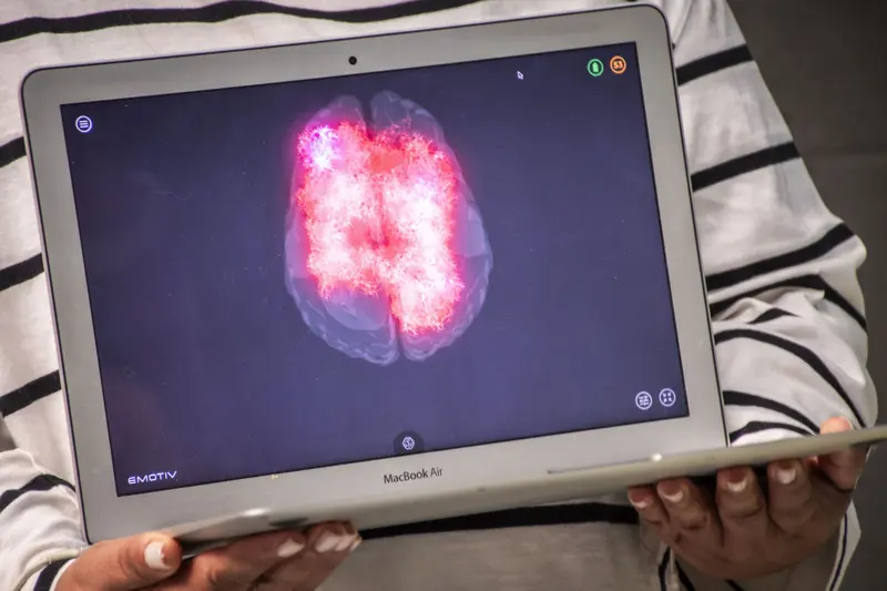 Lectura EEG en la pantalla de una laptop