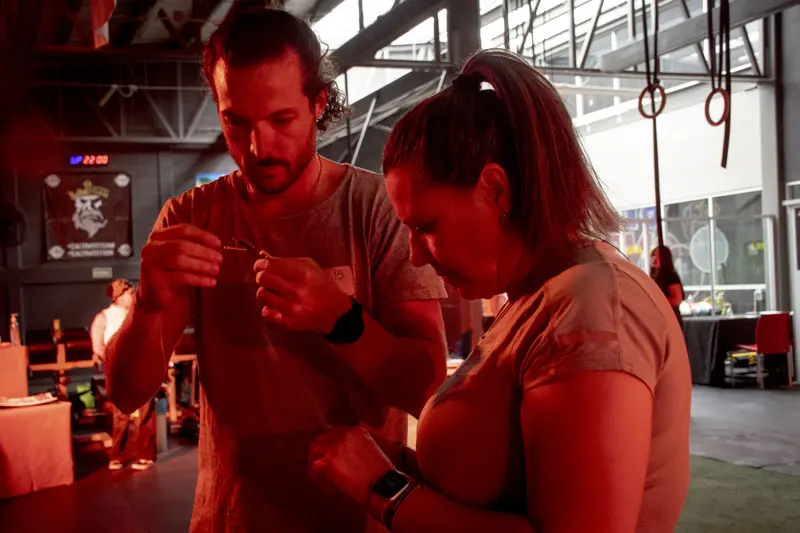 Dos participantes resolviendo un reto de integración