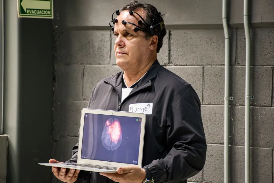 Directivo sosteniendo su lectura EEG