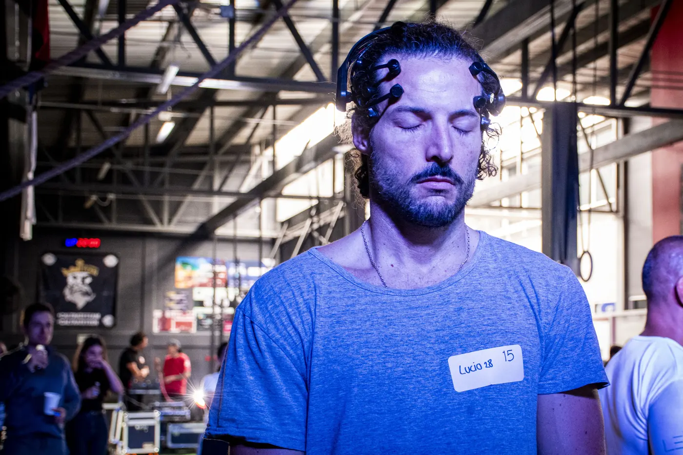 Participante con electrodos EEG y ojos cerrados durante la edición anterior